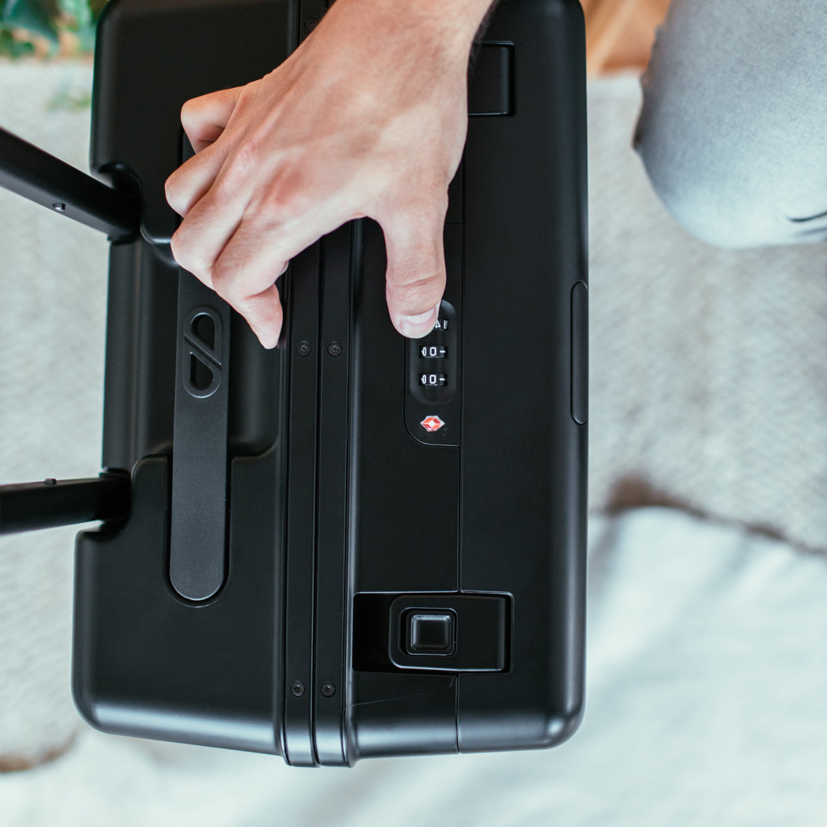 Barmes All Black with TSA-approved security locks